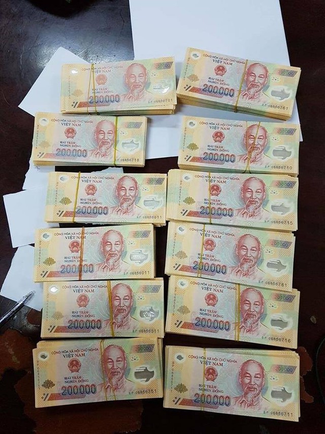 Bắt quả tang cặp vợ chồng rao bán 470 triệu đồng tiền giả tại Hoài Đức ảnh 1