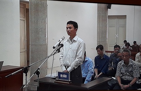 Vụ vỡ ống nước sông Đà: Các bị cáo đồng loạt bác kết luận giám định ảnh 1