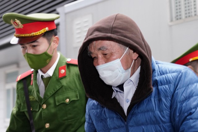 Các bị cáo bị dẫn giải đến tòa.