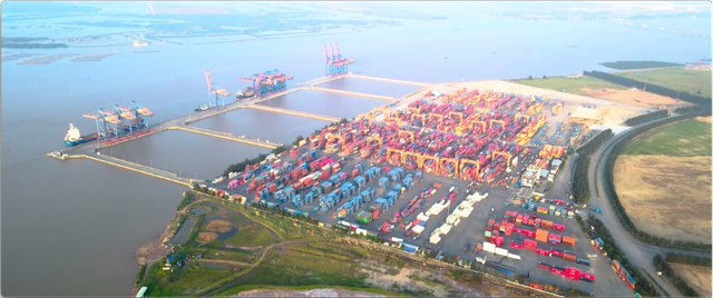 Nam Đình Vũ là cảng sông lớn nhất khu vực Đình Vũ - có khả năng tiếp nhận 4 tàu feeder cùng lúc