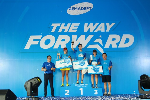 Trao giải cho vận động viên (Ảnh Lê Toàn)