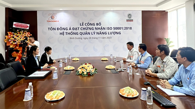 Đại diện Công ty cổ phần Tôn Đông Á trao đổi và chia sẻ định hướng hoạt động sản xuất kinh doanh của Tôn Đông Á với Đại diện Công ty TNHH Bureau Veritas Việt Nam