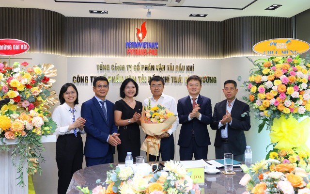 Đại hội giới thiệu thành viên HĐQT mới ông Trần Văn Luấn (Người thứ ba từ phải sang). Ảnh Lê Toàn