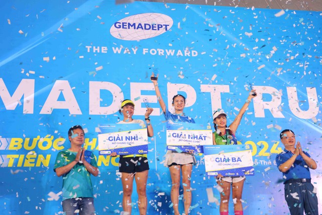 Trao giải cho vận động viên (Ảnh Lê Toàn)