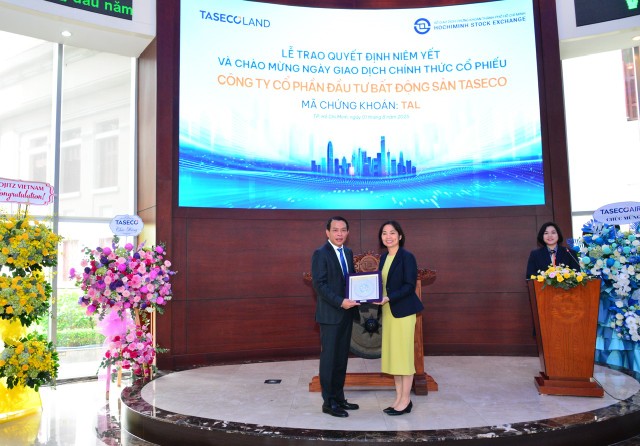 Ông Phạm Ngọc Thanh, Chủ tịch HĐQT Taseco Land nhận quyết định niêm yết.