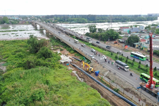 2 tuyến ống D1000mm qua sông Vàm Cỏ.