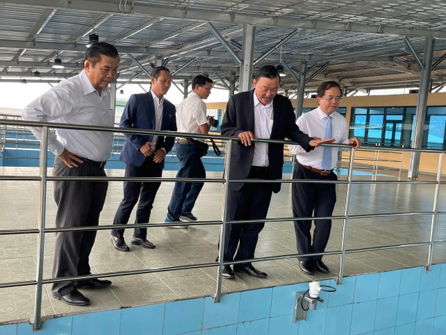 Chủ tịch Nguyễn Văn Thiền (ở giữa) đang giới thiệu về nhà máy Nhị Thành - Giai đoạn 3.