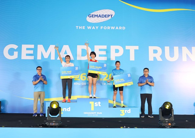 Trao giải cho vận động viên (Ảnh Lê Toàn).