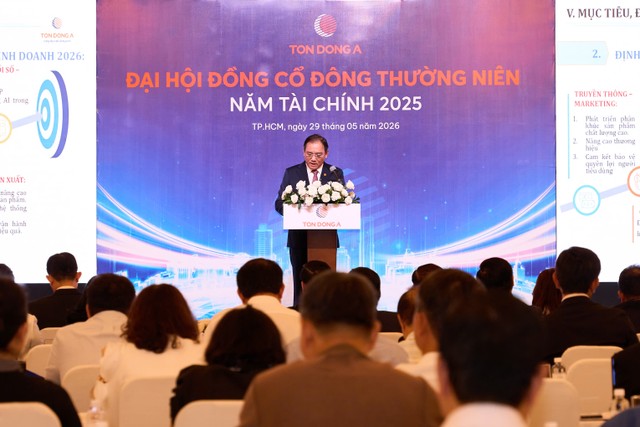 Ông Đoàn Vĩnh Phước, Tổng giám đốc báo cáo tại Đại hội.