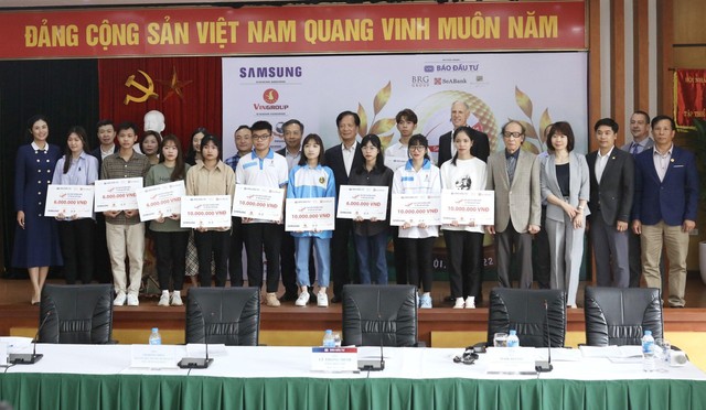 Đại diện ban tổ chức và khách mời chụp ảnh lưu niệm cùng các em học sinh được nhận học bổng