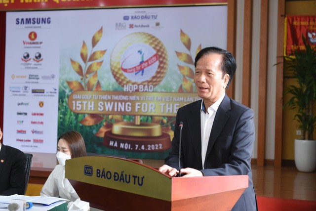 Ông Võ Hồng Phúc, nguyên Uỷ viên Trung ương Đảng, nguyên Bộ trưởng Bộ KH&amp;ĐT, Chủ tịch giải gôn từ thiện Vì trẻ em Việt Nam phát biểu tại buổi họp báo.