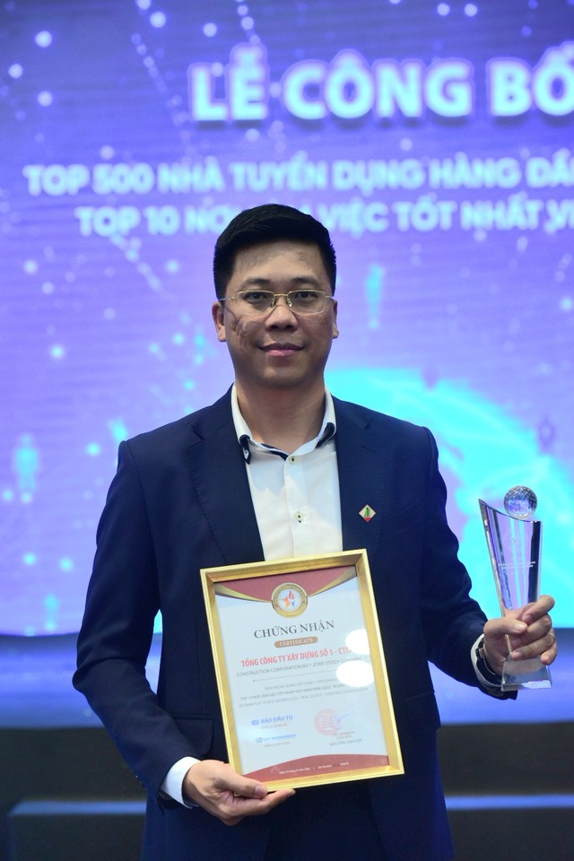 Ông Lê Bảo Anh chụp hình cùng kỷ niệm chương tại lễ công bố Ông Lê Bảo Anh chụp hình cùng kỷ niệm chương tại lễ công bố