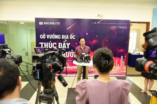 TS. Lê Xuân Nghĩa chia sẻ bên lề hội thảo