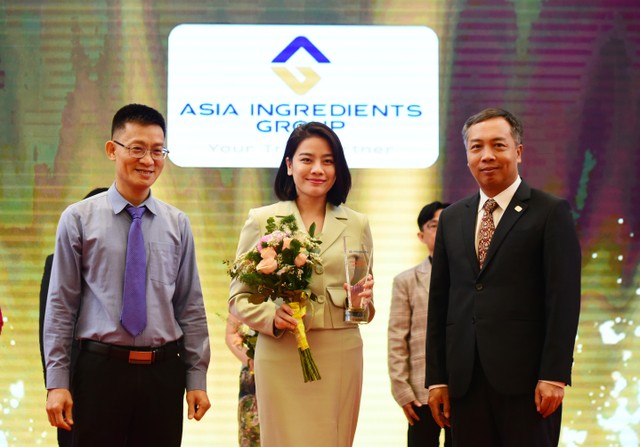 Đại diện Tập đoàn Nguyên liệu Á Châu nhận hoa và kỷ niệm chương của Ban tổ chức Hội thảo.