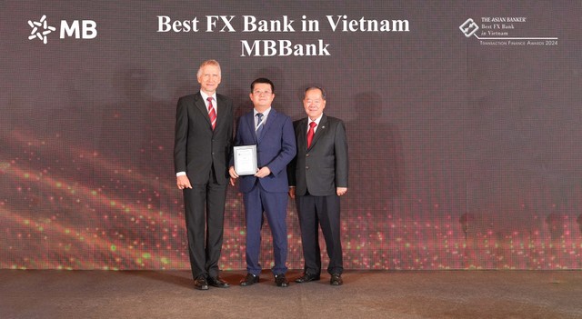 Đại diện MB nhận giải thưởng “TAB - Best FX Bank in Vietnam” (Ngân hàng ngoại hối tốt nhất Việt nam) do Asian Banker trao tặng