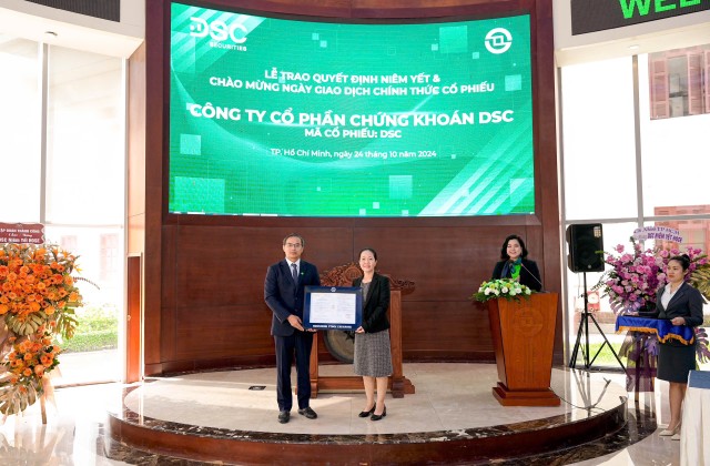 Ông Bạch Quốc Vinh, Tổng giám đốc DSC nhận quyết định niêm yết từ lãnh đạo HOSE Ông Bạch Quốc Vinh, Tổng giám đốc DSC nhận quyết định niêm yết từ lãnh đạo HOSE