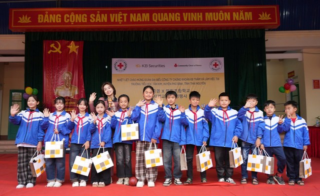 Các em nhỏ rạng rỡ trong niềm vui đón chào môi trường học tập và vui chơi mới