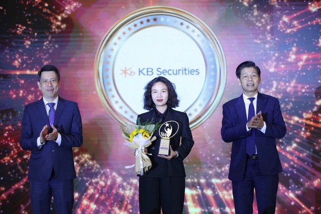 Bà Nguyễn Thị Nguyệt Minh - Giám đốc khối Marketing kiêm Trưởng phòng kinh doanh nền tảng KBSV vinh dự nhận giải thưởng "Giải pháp tài chính cá nhân sáng tạo" Bà Nguyễn Thị Nguyệt Minh - Giám đốc khối Marketing kiêm Trưởng phòng kinh doanh nền tảng KBSV vinh dự nhận giải thưởng "Giải pháp tài chính cá nhân sáng tạo"