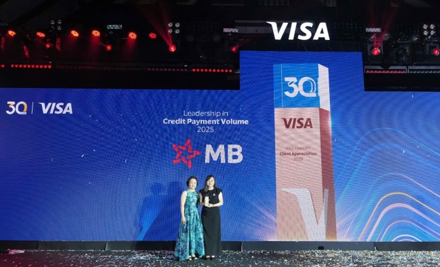 Đại diện MB nhận giải thưởng tại sự kiện kỷ niệm 30 năm của Visa tại Việt Nam