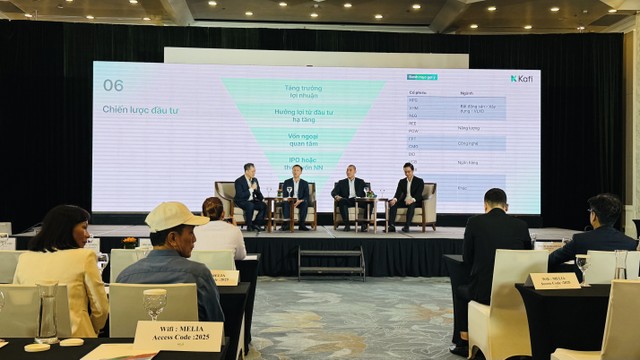 Các chuyên gia chia sẻ tại hội thảo.