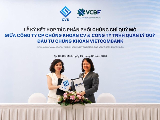 Bà Nguyễn Thị Hằng Nga, Tổng giám đốc VCBF (bên phải) và bà Nguyễn Lê Thúy, Tổng giám đốc CVS