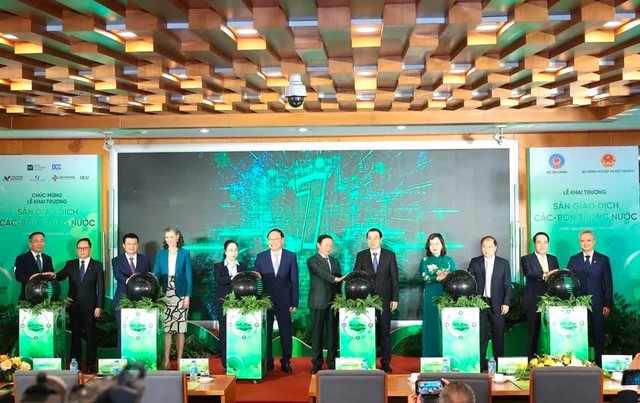 Nguyên Phó Thủ tướng Trần Hồng Hà cùng các vị lãnh đạo đã thực hiện nghi thức khai trương sàn giao dịch các bon trong nước, bắt đầu phiên giao dịch đầu tiên của thị trường các bon.