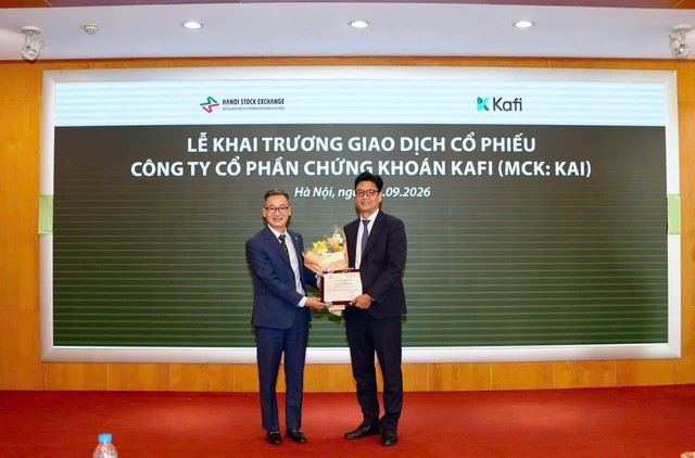Ông Đỗ Văn Tâm, Phó tổng giám đốc HNX trao Giấy chứng nhận đăng ký giao dịch cho Lãnh đạo CTCK Kafi