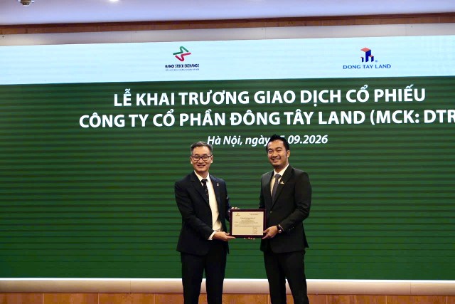Ông Nguyễn Thái Bình, Chủ tịch HĐQT DTR nhận quyết định niêm yết từ ông Đỗ Văn Tâm, Phó tổng giám đốc Sở GDCK Hà Nội Ông Nguyễn Thái Bình, Chủ tịch HĐQT DTR nhận quyết định niêm yết từ ông Đỗ Văn Tâm, Phó tổng giám đốc Sở GDCK Hà Nội