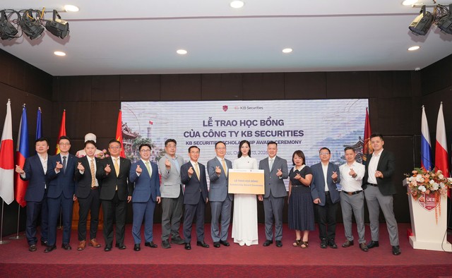 KBSV trao học bổng, tiếp sức sinh viên Trường Đại học Kinh tế – ĐHQGHN trên hành trình chinh phục tri thức KBSV trao học bổng, tiếp sức sinh viên Trường Đại học Kinh tế – ĐHQGHN trên hành trình chinh phục tri thức