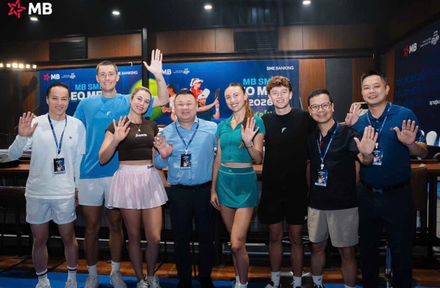 Ông Chủ Hải Công, Giám đốc Ban quản hệ công chúng MB chụp ảnh lưu niệm cùng các vận động viên Ông Chủ Hải Công, Giám đốc Ban quản hệ công chúng MB chụp ảnh lưu niệm cùng các vận động viên