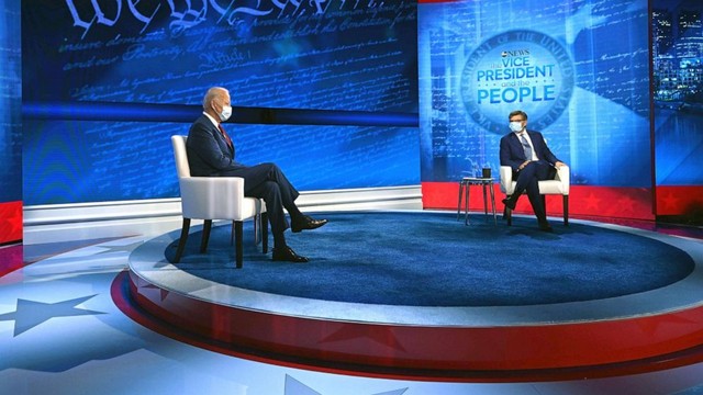 Joe Biden và điều phối viên George Stephanopoulos trong "town hall" ngày 15/9 do ABC tổ chức. Ảnh: NYT.