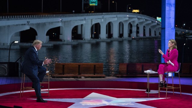 Ông Trump và điều phối viên Savannah Guthrie trong "town hall" ngày 15/9 do NBC tổ chức. Ảnh: NYT.