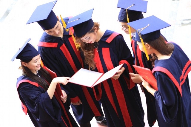 Để con học hết đại học phải chi hơn 1 tỷ đồng, cha mẹ ở Việt Nam mất tới 47% tổng chi tiêu ảnh 1