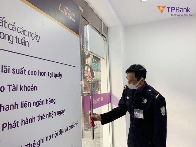 TPBank LiveBank tăng cường việc khử trùng đảm bảo an toàn trong mùa dịch  ảnh 2