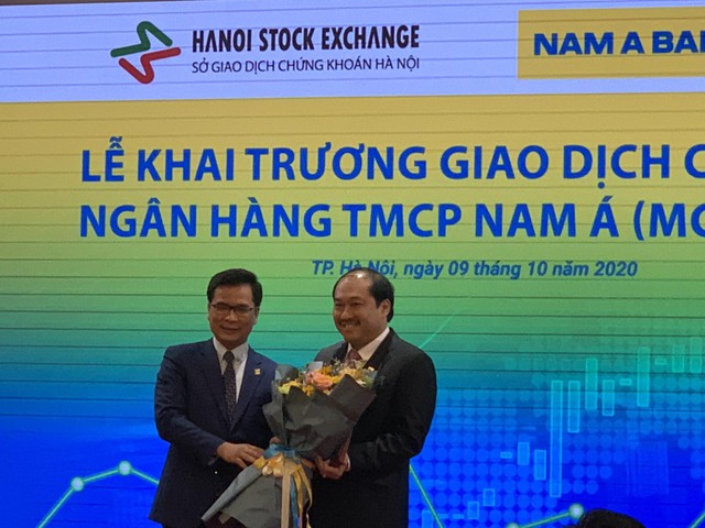 Ông Trần Ngô Phúc Vũ, Phó chủ tịch HĐQT Nam A Bank nhận Giấy chứng nhận đăng ký giao dịch cổ phiếu NAB
