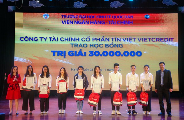 Đại diện VietCredit trao học bổng và balo cho các em sinh viên