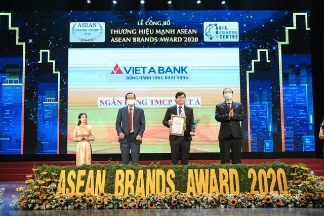Đại diện VietA Bank nhận giải thưởng "Thương hiệu mạnh ASEAN”