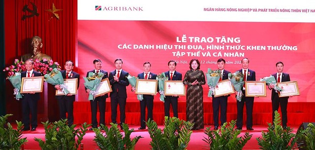 Tại Hội nghị triển khai nhiệm vụ kinh doanh năm 2021, Thống đốc NHNN Nguyễn Thị Hồng đã trao tặng các danh hiệu của Nhà nước đối với một số tập thể, cá nhân thuộc hệ thống Agribank.