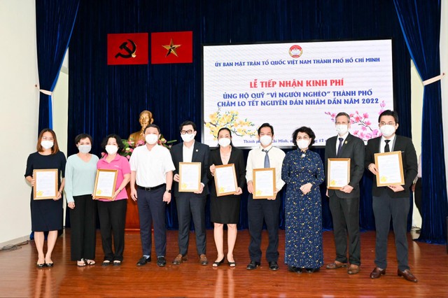 Các mạnh thường quân ủng hộ Quỹ “Vì người nghèo” do Mặt trận tổ quốc TP.HCM phát động ngày 20/12/2021