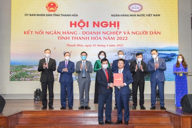 Cũng tại Hội nghị đã diễn ra Chương trình ký kết giữa các NHTM và doanh nghiệp tại Thanh Hóa. Theo đó, các NHTM cam kết cấp khoản tín dụng 21.055 tỷ đồng cho các doanh nghiệp.