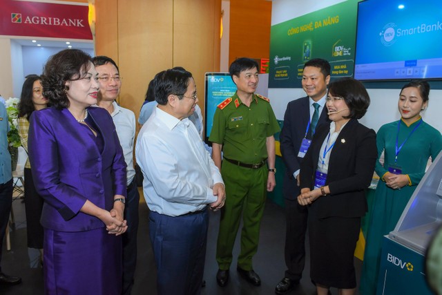 Thủ tướng Phạm Minh Chính và Thống đốc NHNN Việt Nam Nguyễn Thị Hồng tham quan Triển lãm trưng bày các sản phẩm, dịch vụ tiêu biểu về ứng dụng khoa học công nghệ, chuyển đổi số của ngành Ngân hàng