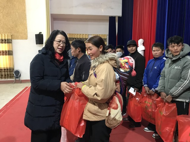 Bà Nguyễn Thị Phượng, Phó Tổng giám đốc Agribank trao phần quà cho các hộ nghèo tại xã Lùng Phình, huyện Bắc Hà, tỉnh Lào Cai.
