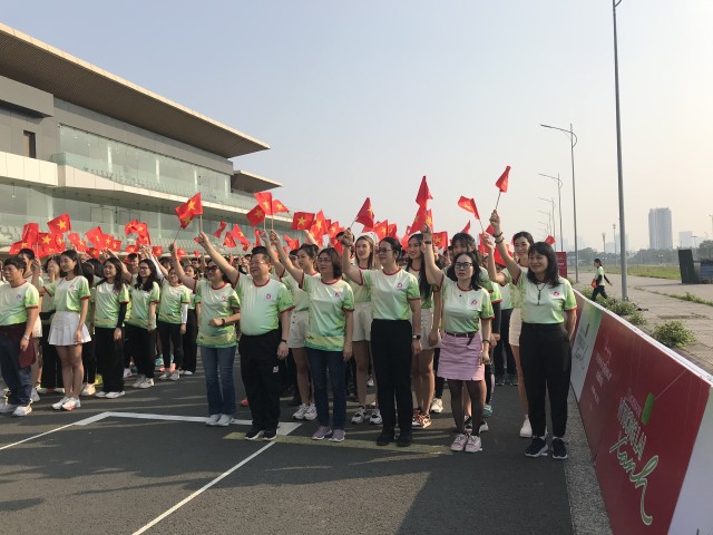 Các vận động viên sẵn sàng trên đường chạy Các vận động viên sẵn sàng trên đường chạy