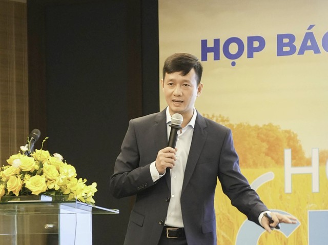 Ông Giáp Hùng Cường, Tổng giám đốc VinaCIS Group, nhà sáng lập Hợp tác xã Cloud. Ông cũng đang là Ủy Viên Ban chấp hành, Hội Tin học TP.HCM (HCA), Phó tổng Thư ký, Hiệp hội Internet Việt Nam (VIA) phát biểu tại Họp báo