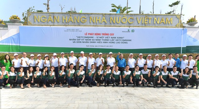 Ban lãnh đạo Vietcombank cùng các đại biểu và cán bộ chi nhánh Tuyên Quang chụp ảnh lưu niệm tại Khu di tích lịch sử ngành Ngân hàng Việt Nam.