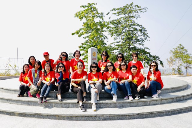 Bà Từ Thị Kim Thanh, Thành viên Hội đồng thành viên Agribank (hàng trước, thứ 3 từ phải sang), bà Nguyễn Thị Phượng, Phó Tổng giám đốc Agribank (hàng trước, thứ 5 từ trái sang), bà Hà Thị Thanh Hòa, Phó Giám đốc Agribank Kon Tum (hàng sau, đầu tiên, bên trái) cùng đoàn công tác báo chí chụp ảnh lưu niệm tại ngã ba biên giới (ngã ba Đông Dương) Ngọc Hồi, Kon Tum (tháng 3/2023).