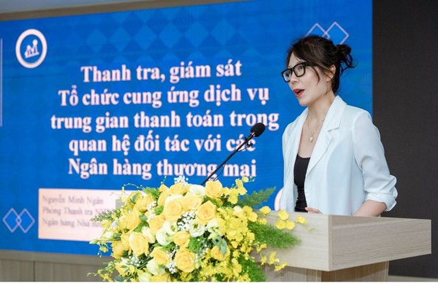 Bà Nguyễn Minh Ngân - Phó trưởng phòng Thanh tra NHNN Chi nhánh Hà Nội trình bày tham luận: “Thanh tra, giám sát các tổ chức cung ứng dịch vụ trung gian thanh toán trong quan hệ đối tác với các NHTM”.