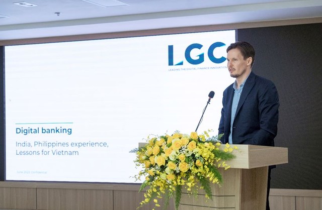 Ông Artem Andreev - Chủ tịch Công ty TNHH một thành viên tư vấn tài chính LGC trình bày tham luận “Ngân hàng số - Kinh nghiệm tại Ấn Độ, Phillipine và khuyến nghị cho Việt Nam”.