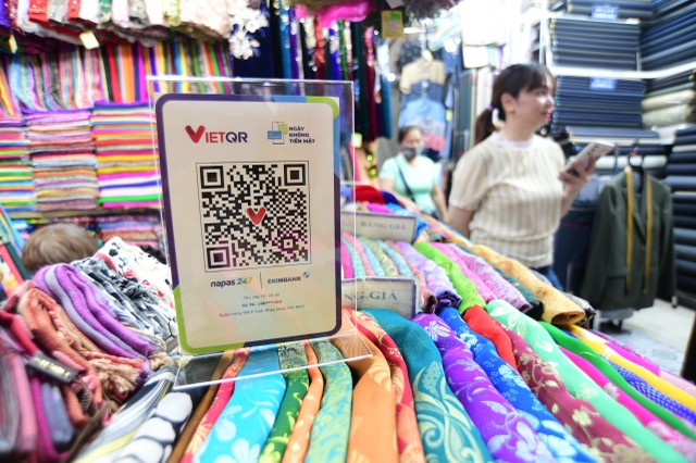 Nhiều cửa hàng chia sẻ sự phản hồi tích cực của khách hàng khi thanh toán tiện lợi bằng mã VietQR