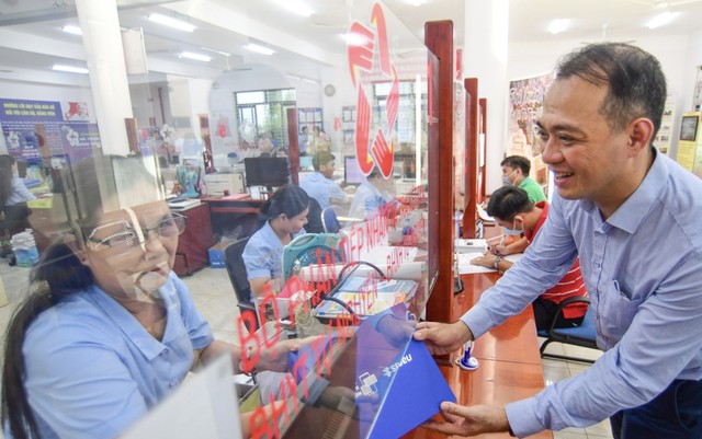 Ông Nguyễn Đăng Hùng (Phó tổng Giám đốc NAPAS trao mã VietQR cho đại diện cửa hàng tại Quận Phú Nhuận